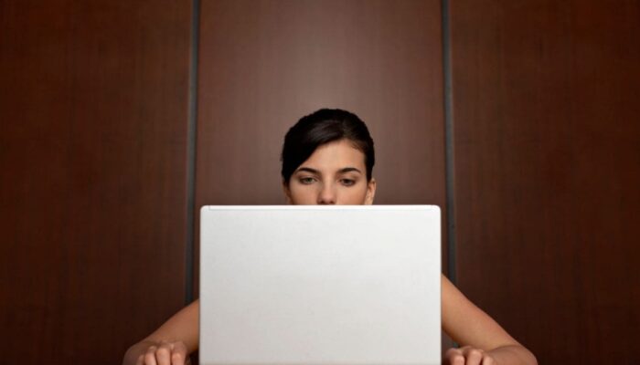 7 Posisi Duduk yang Benar Saat Bekerja di Depan Laptop atau Komputer