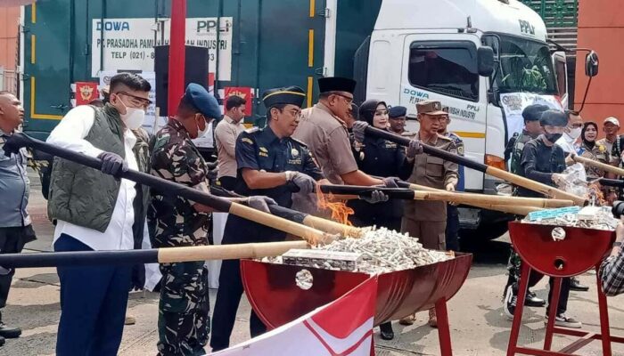 Kepala Kantor Wilayah Ditjen Bea Cukai Jawa Barat, Musnahkan Rokok Ilegal Dan Miras Disaksikan Bupati Bogor